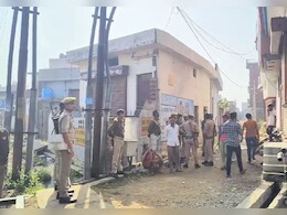 बदायूं डबल मर्डर केस: अभी तक नहीं हुआ हत्‍या की वजह का खुलासा, नाराज पिता ने बाइक को लगाई आग