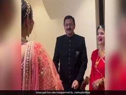 बेटी को दुल्हन के रूप में देखते ही हैरान रह गए पिता, ज़ोर-ज़ोर से कहने लगे ऐसी बात, Video आपको रुला देगा बेटी को दुल्हन के रूप में देखते ही हैरान रह गए पिता, ज़ोर-ज़ोर से कहने लगे ऐसी बात, Video आपको रुला देगा