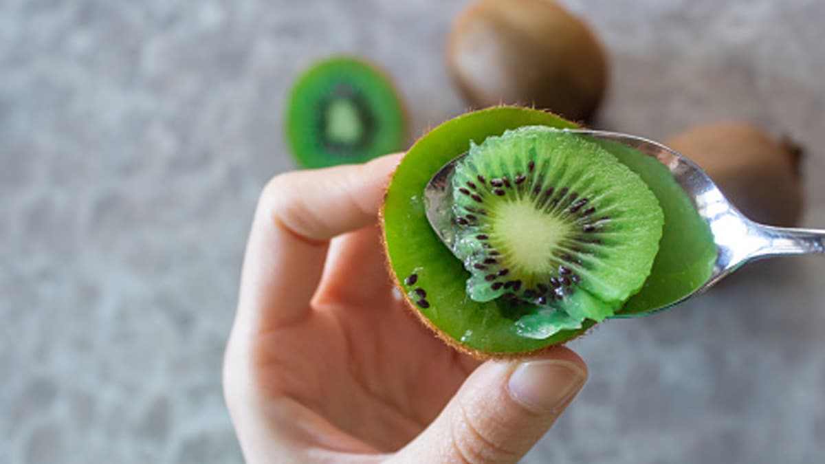 Why You Should Stop Peeling Your Kiwi – Here's What Doctor Says