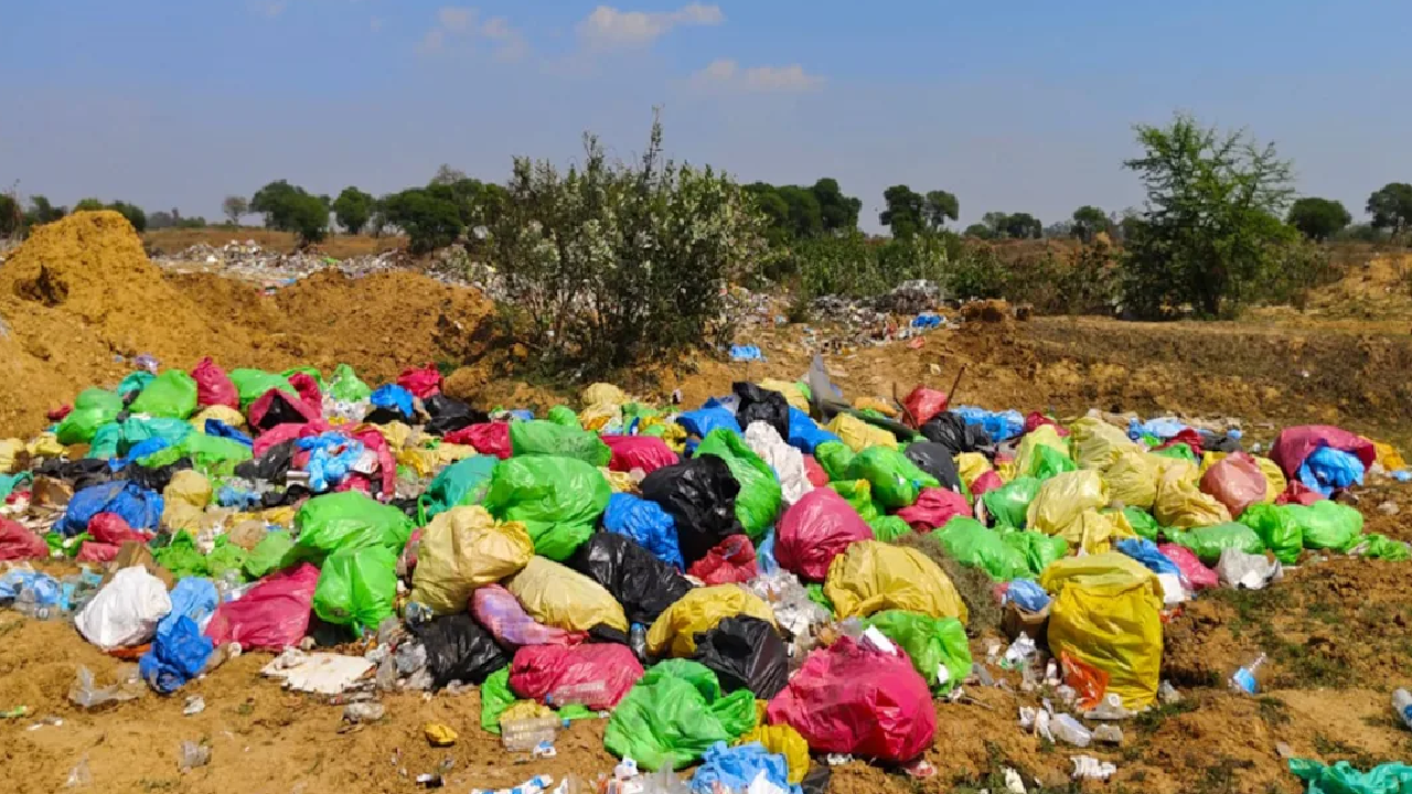जिस नदी का पानी पी रहे लोग,  उसी में डंप हो रहा मेडिकल कचरा
