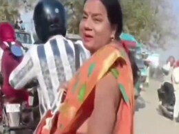 बाइक पर जा रही महिला का लटक रहा था पल्लू, लड़की ने आवाज़ देकर टोका, भाभी जी ने दिया ऐसा जवाब, सुनकर लोटपोट हो रहे लोग बाइक पर जा रही महिला का लटक रहा था पल्लू, लड़की ने आवाज़ देकर टोका, भाभी जी ने दिया ऐसा जवाब, सुनकर लोटपोट हो रहे लोग