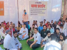 Betul: जिले भर के दो हजार नगर पालिका कर्मचारी बैठे हड़ताल पर, सरकार से की ये मांग Betul: जिले भर के दो हजार नगर पालिका कर्मचारी बैठे हड़ताल पर, सरकार से की ये मांग