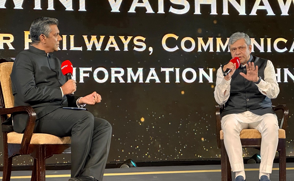 आत्मनिर्भर बनने के लिए सेमीकन्डक्टर चाहिए, भारत में बहुत टैलेन्ट है : NDTV 'इंडियन ऑफ़ द ईयर' अवार्ड्स में बोले रेलमंत्री