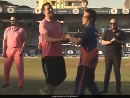 Watch: Sachin Tendulkar Shows Akshay Kumar Who The 'Real Khiladi' Is, Smashes Star For Huge Six Watch: Sachin Tendulkar Shows Akshay Kumar Who The 'Real Khiladi' Is, Smashes Star For Huge Six