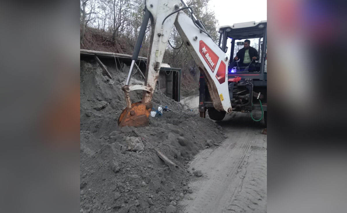 Singrauli Accident: लोडेड हाइवा ट्रक, कार के ऊपर पलटा, चार लोगों की दबकर हुई मौत