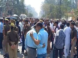 BJP नेता की पत्नी की मौत पर आक्रोश, सिटी मजिस्ट्रेट को हटाने की मांग; धरने पर बैठे सांसद और पार्टी नेता BJP नेता की पत्नी की मौत पर आक्रोश, सिटी मजिस्ट्रेट को हटाने की मांग; धरने पर बैठे सांसद और पार्टी नेता