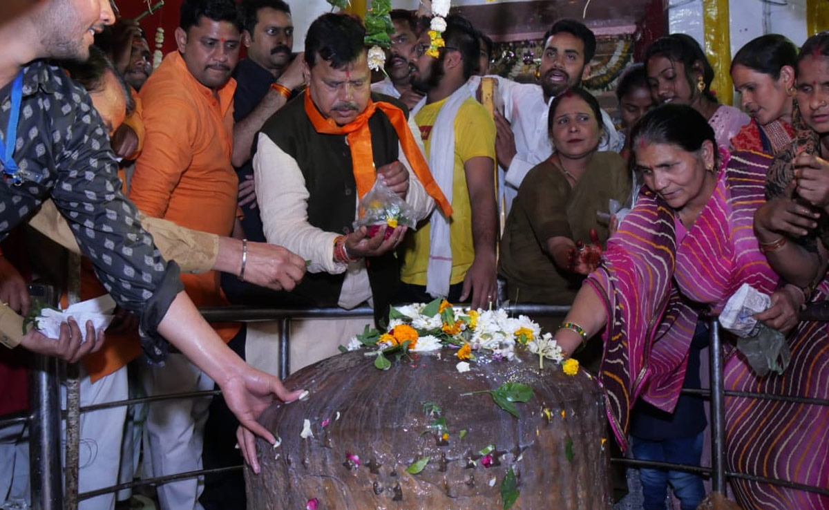 Mahashivratri: पांच किमी पैदल चलकर शिव मंदिर पहुंचे ऊर्जा मंत्री, तीन घंटे लाइन में लगकर किए बाबा के दर्शन