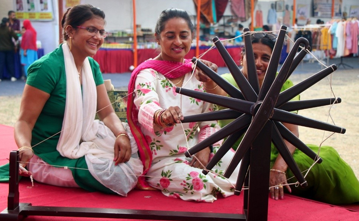 इंदौर में दिख रहे हैं खादी - कॉटन के हैंड पेंटेड कपड़े, ब्रश को उठाए बगैर पेंट कर देते हैं पूरी साड़ी...