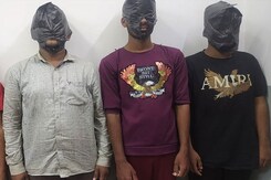 हैदराबाद में भीड़ द्वारा अंतरधार्मिक जोड़े को परेशान करने के जुर्म में 4 गिरफ्तार हैदराबाद में भीड़ द्वारा अंतरधार्मिक जोड़े को परेशान करने के जुर्म में 4 गिरफ्तार