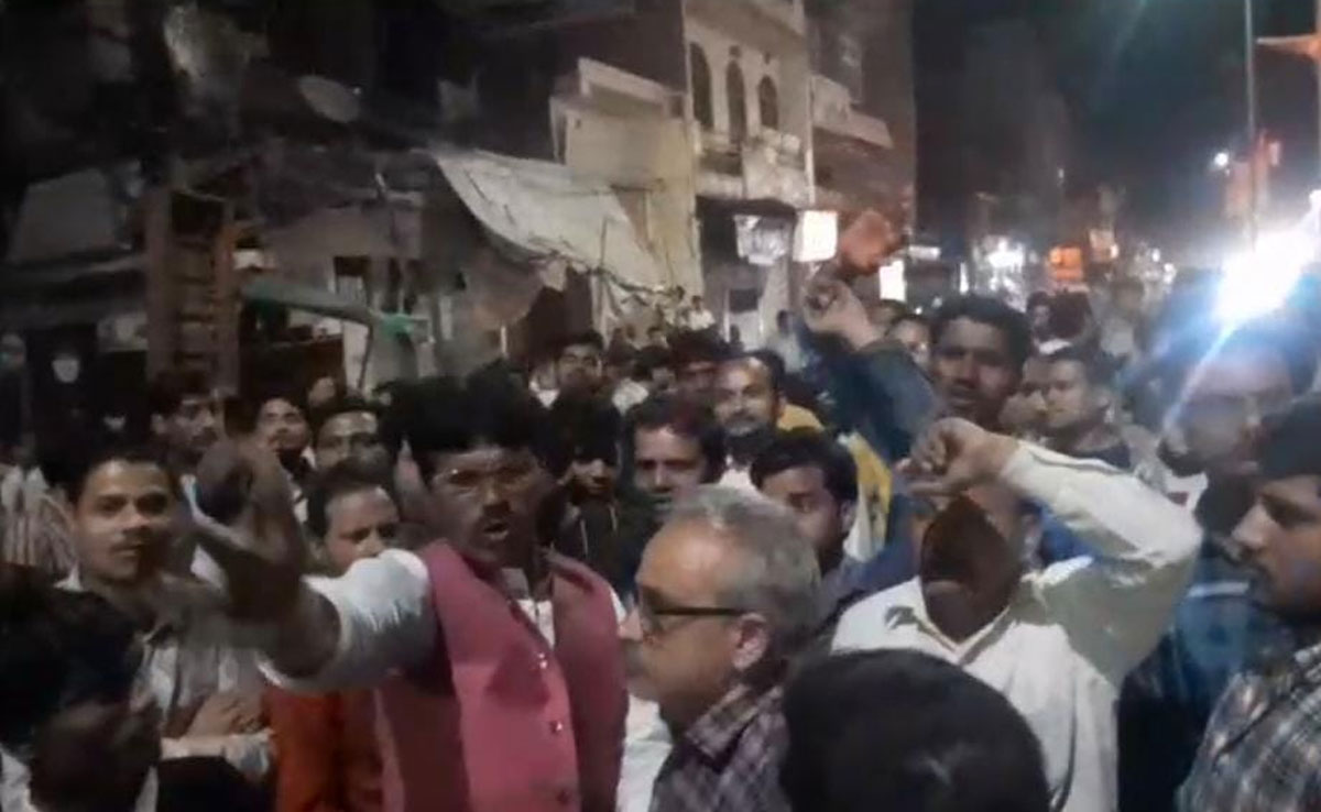 प्रणाम जैन हत्याकांड: आक्रोशित लोगों ने आधी रात को पुलिस के खिलाफ जमकर की नारेबाजी, धरने पर बैठे लोग