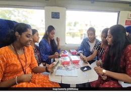 वंदे भारत ट्रेन में लड़कियों की टोली ने छेड़ा सुरों का ऐसा राग, सुनते ही लोग हो गए मंत्रमुग्ध वंदे भारत ट्रेन में लड़कियों की टोली ने छेड़ा सुरों का ऐसा राग, सुनते ही लोग हो गए मंत्रमुग्ध