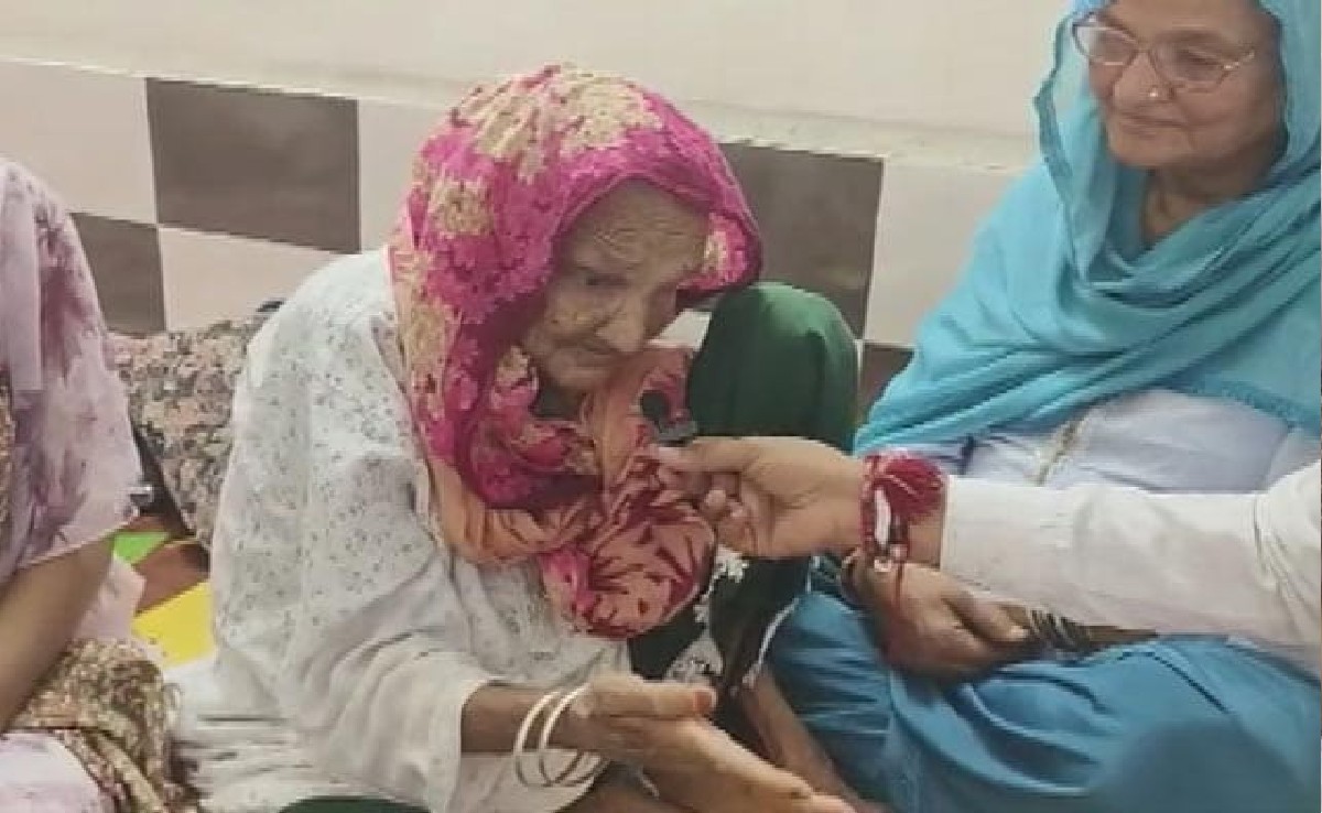 Loksabha Election : वृद्ध, दिव्यांगांचं मतदारांचं टेन्शन संपलं! घरुनच मतदान करण्यासाठी भरा 'हा' फॉर्म