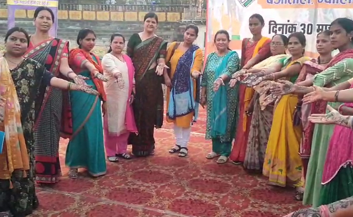 Lok Sabha Election 2024: ग्वालियर में IAS-IPS अफसरों ने आखिर क्यों हाथों में लगवाई मेहंदी? देखिए Viral Video