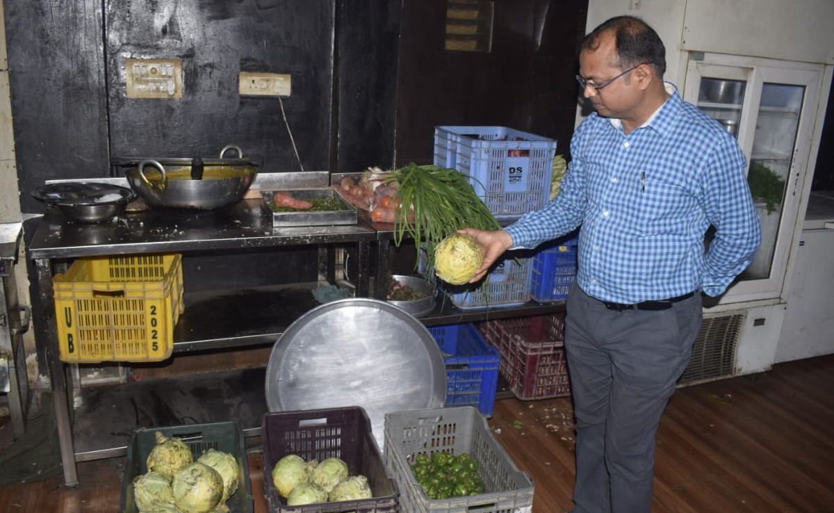 Food Restaurant Truth: रेस्टोरेंट में खाने के हैं शौकीन, तो हो जाएं सावधान, यहां 'कीड़े वाली सब्जियों' से बनाए जाते हैं व्यंजन