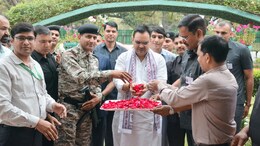 दिल्ली के जोधपुर हाउस में सीएम भजनलाल शर्मा ने कर्मचारियों के साथ मनाई होली, पुष्प वर्षा कर खेली होली