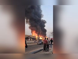 ग्रेटर नोएडा की मार्केट के ढाबों में लगी भीषण आग, आसमान में छाया काला धुआं ग्रेटर नोएडा की मार्केट के ढाबों में लगी भीषण आग, आसमान में छाया काला धुआं