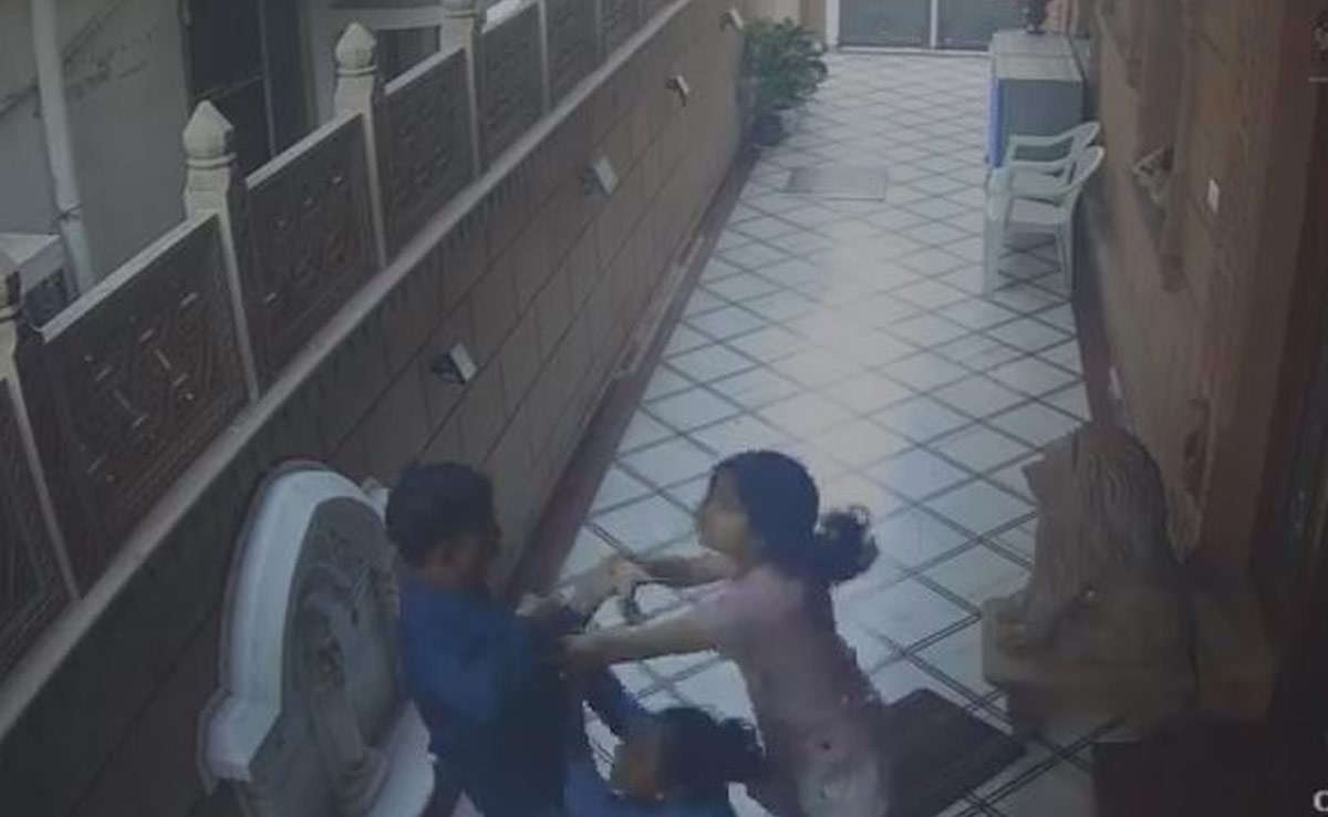 Hyderabad Woman, Daughter Fight Off Armed Robbers Who Entered Their Home