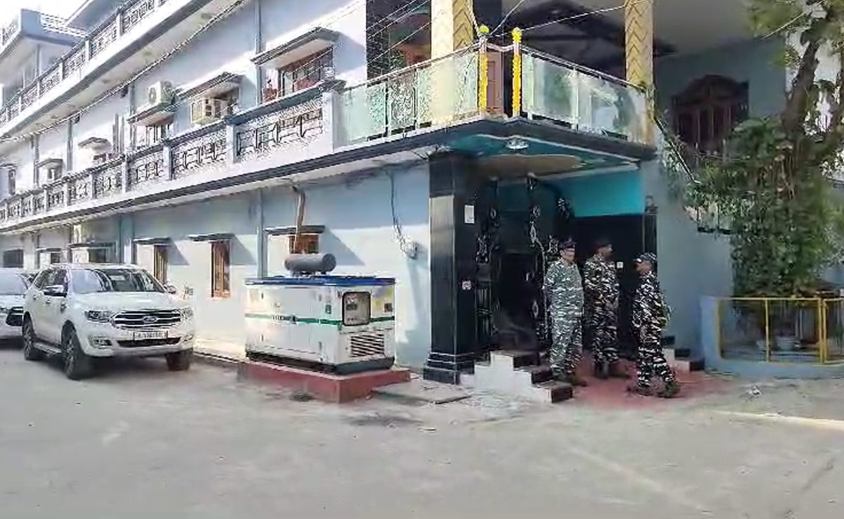 मनी लॉन्ड्रिंग मामले में ईडी ने SP नेता गायत्री प्रजापति के घर समेत 13 ठिकानों पर की छापेमारी