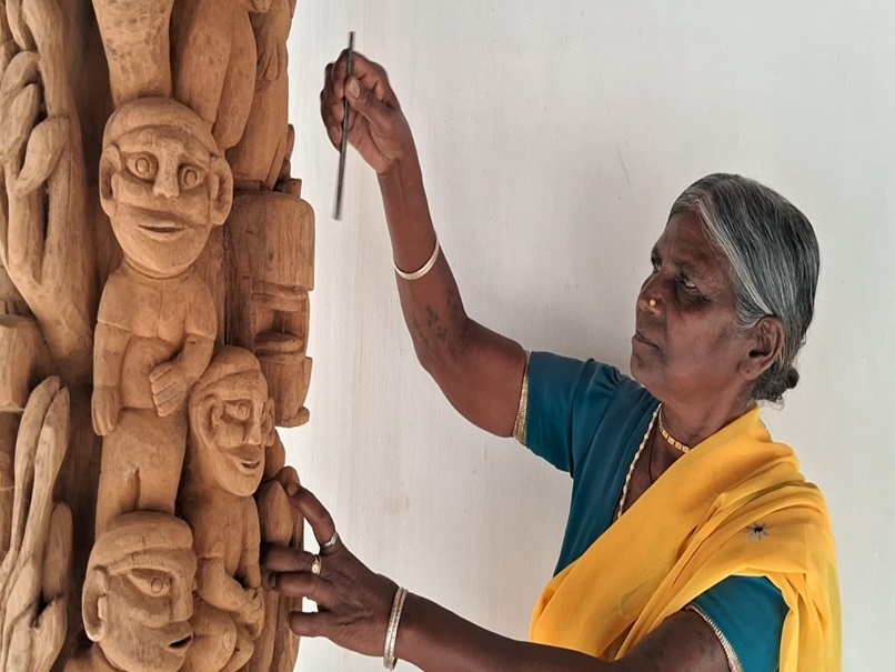 Women's day Special: बिना किसी ट्रेनिंग के 30 वर्षों से तराश हैं लकड़ी, इनकी नक्काशी करती है हैरान