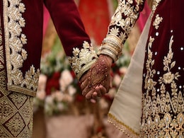 अपनी ही शादी में चप्पल पहनकर पहुंच गया दूल्हा, देख हर कोई रह गया दंग, लोगों ने दुल्हन को दे डाली तलाक लेने की नसीहत अपनी ही शादी में चप्पल पहनकर पहुंच गया दूल्हा, देख हर कोई रह गया दंग, लोगों ने दुल्हन को दे डाली तलाक लेने की नसीहत