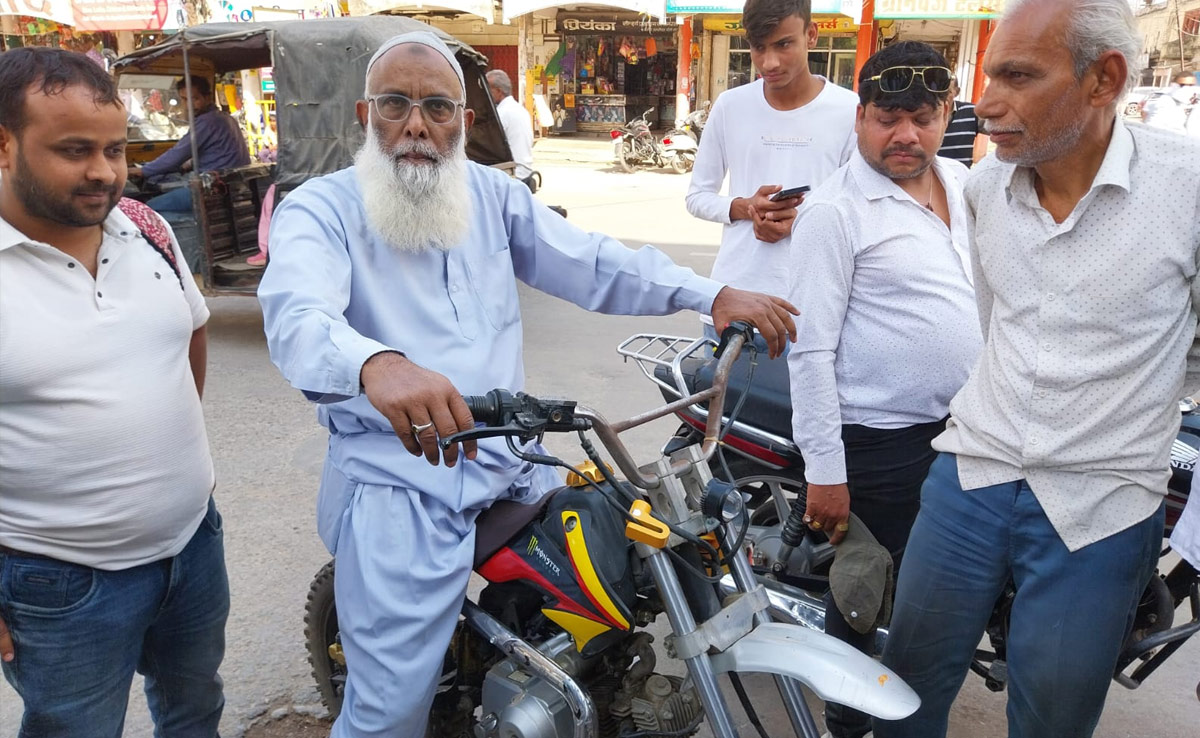 Rewa के इस आदमी ने कबाड़ से बनाई स्पेशल बाइक, सवारी करते ही हो जाएगी शरीर की पूरी एक्सरसाइज