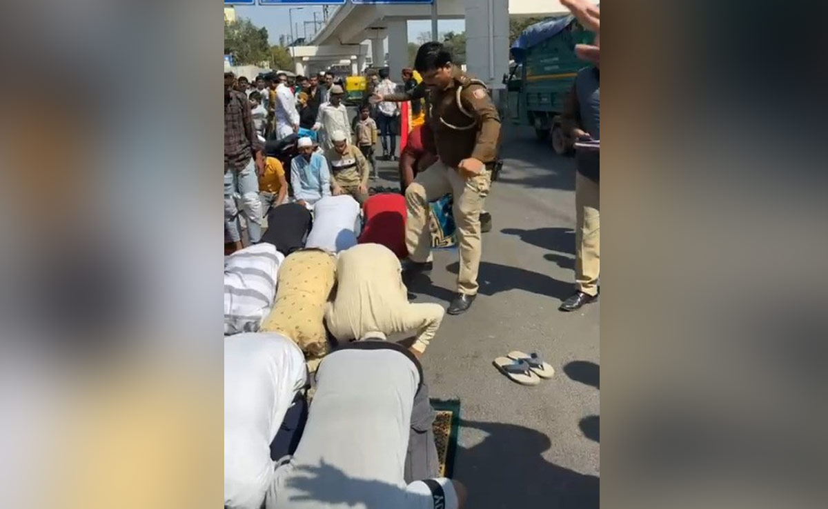 सड़क पर नमाज पढ़ रहे लोगों को लात-घूंसे मारने वाला दिल्ली पुलिस का सब इंस्पेक्टर सस्पेंड सड़क पर नमाज पढ़ रहे लोगों को लात-घूंसे मारने वाला दिल्ली पुलिस का सब इंस्पेक्टर सस्पेंड