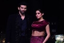Janhvi Kapoor And Aditya Roy Kapur Walk The Ramp In Style Janhvi Kapoor And Aditya Roy Kapur Walk The Ramp In Style