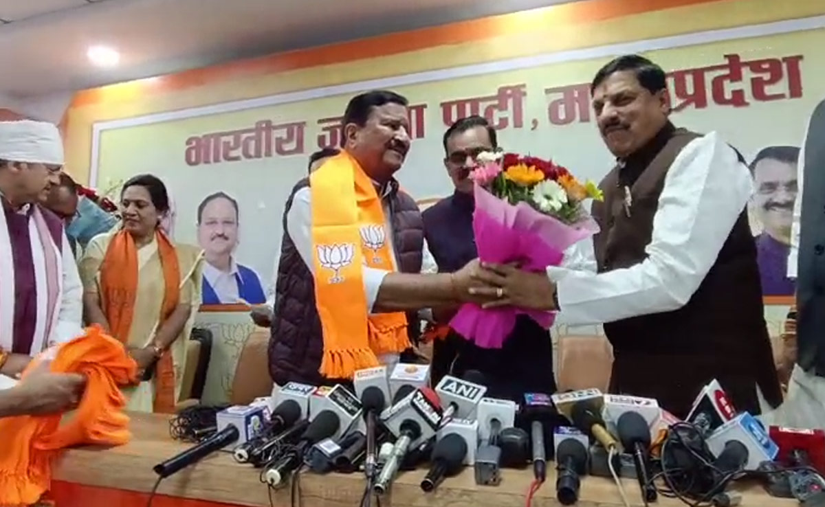 MP News: लोकसभा चुनाव से पहले कांग्रेस को फिर लगा बड़ा झटका, तीन पूर्व विधायकों ने थामा भाजपा का दामन