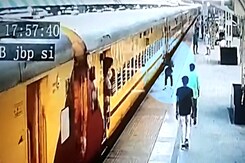 Jabalpur News: चलती ट्रेन में चढने की कोशिश युवती को कैसे पड़ी भारी? Jabalpur News: चलती ट्रेन में चढने की कोशिश युवती को कैसे पड़ी भारी?