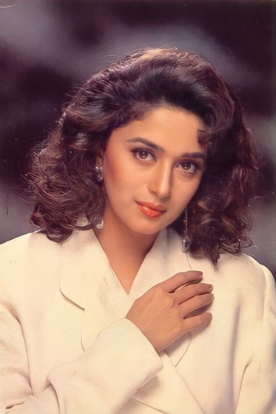 Gudi Padwa: इस गुड़ी पड़वा पर अपनाएं ये Trending Look, येलो कलर से निखारे अपना हुस्न