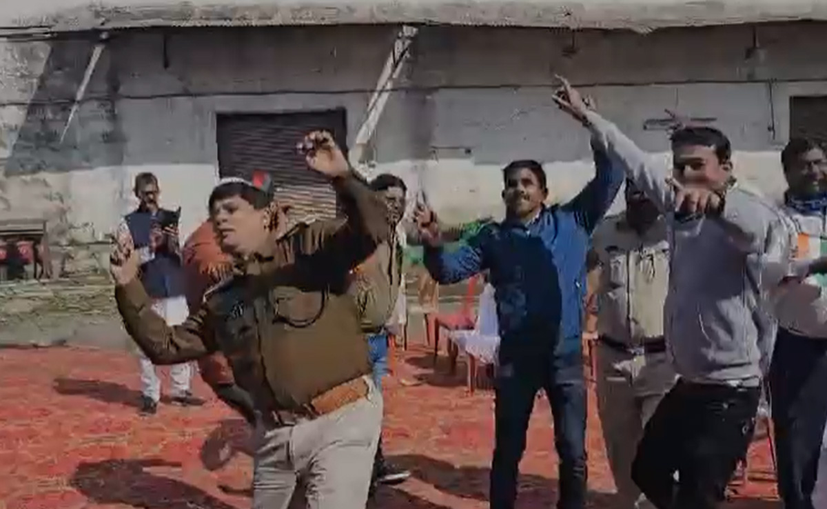 Jabalpur: फ़िल्मी गीतों पर जमकर नाचे आबकारी अफसर, Video Viral होते ही सस्पेंड