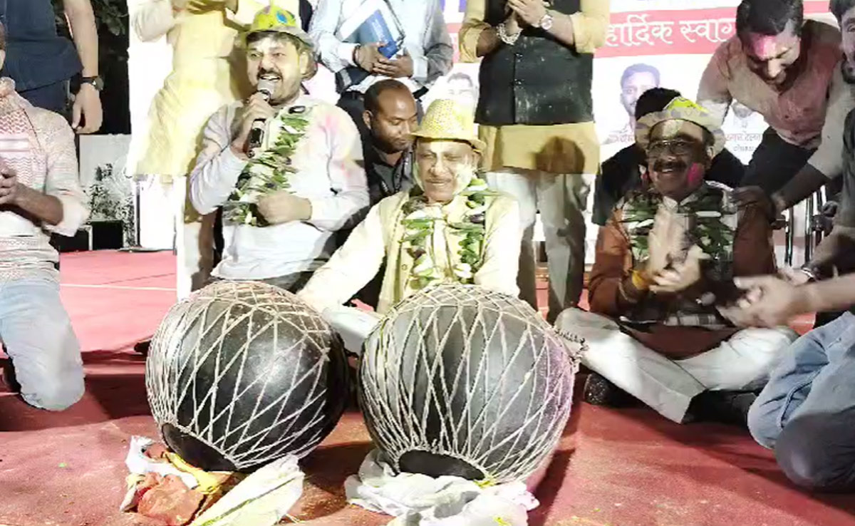 Chhattisgarh: होली के रंग में रंगे सीएम विष्णु देव, अबीर-गुलाल लगाकर गाए फाग गीत, देखें वीडियो