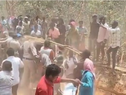 तेलंगाना में भीड़ ने पुलिसकर्मी का पीछा किया, बाइक से घसीटा और जमकर मारपीट की तेलंगाना में भीड़ ने पुलिसकर्मी का पीछा किया, बाइक से घसीटा और जमकर मारपीट की