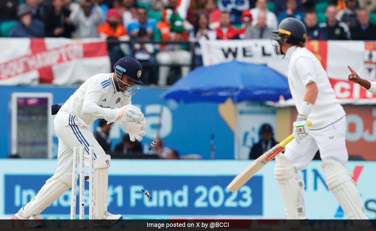 Ind vs Eng: कुलदीप की गेंद पर 'धोनी' के अंदाज़ में ध्रुव जुरेल ने उड़ाई ओली पोप के स्टंप की गिल्ली, रिएक्शन टाइम ने लूटी महफिल