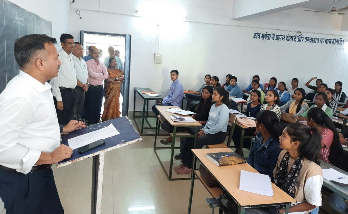 Ambikapur: आदिवासी छात्रों के लिए NEET की FREE कोचिंग शुरू, हिंदी और अंग्रेजी दोनों भाषाओं में कराई जाएगी परीक्षा की तैयारी