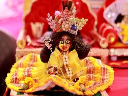 लड्डू गोपाल को इन चीजों से कराएं स्नान, जानें भोग लगाते समय क्या करें और क्या न करें लड्डू गोपाल को इन चीजों से कराएं स्नान, जानें भोग लगाते समय क्या करें और क्या न करें