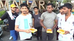 Lok Sabha Elections 2024: कांग्रेस नेता ने पार्टी छोड़ने वालों के लिए बांटी मिठाई, कहा- "निजी स्वार्थ साधने के लिए..."&nbsp;