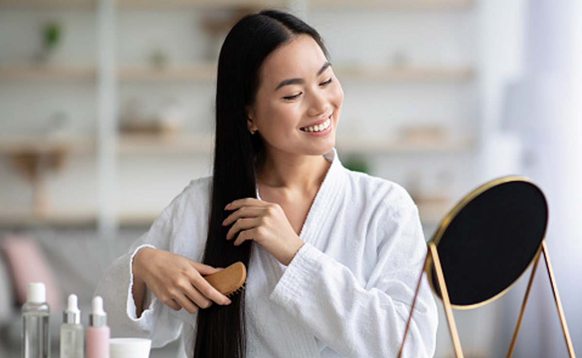 Hair Care at Home: बालों को घना और खूबसूरत बनाए रखने के लिए अपनाएं ये असरदार तरीके