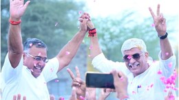 Rajasthan Politics: नामांकन से पहले शेखावत ने दुश्मन को बनाया दोस्त, शेरगढ़ में बोले- 'राठौड़ यहां पसीना बहाएंगे और मैं खून'