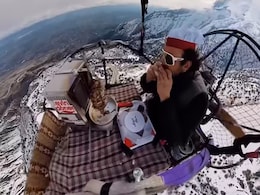 पैराग्लाइडिंग के दौरान हजारों फुट की ऊंचाई पर बनाया कबाब, स्टंट को देख लोगों के छूटे पसीने पैराग्लाइडिंग के दौरान हजारों फुट की ऊंचाई पर बनाया कबाब, स्टंट को देख लोगों के छूटे पसीने