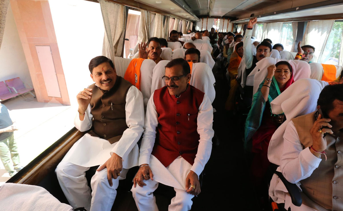 रामलला के दर्शन के लिए अयोध्या रवाना हुई मोहन कैबिनेट, जानिए- कांग्रेस ने क्यों दिलाई संविधान की याद