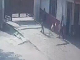 प्रयागराज के इंटर कॉलेज में हुई बमबाजी सीसीटीवी में कैद, नकाबपोशों के हमले में प्रिंसिपल घायल प्रयागराज के इंटर कॉलेज में हुई बमबाजी सीसीटीवी में कैद, नकाबपोशों के हमले में प्रिंसिपल घायल