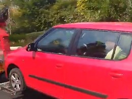 VIDEO: नोएडा में पार्किंग ठेकेदारों की करतूत - कार में ही बैठे थे बुज़ुर्ग दंपति, क्रेन से घसीटा VIDEO: नोएडा में पार्किंग ठेकेदारों की करतूत - कार में ही बैठे थे बुज़ुर्ग दंपति, क्रेन से घसीटा