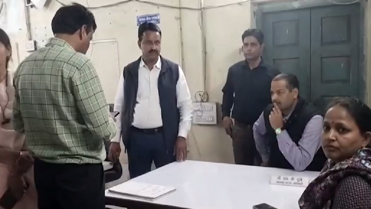 विदिशा में मत्स्य विभाग का सहायक संचालक रिश्वत लेते गिरफ्तार