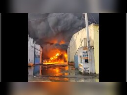 दिल्ली के अलीपुर में फैक्ट्री में लगी भीषण आग, मौके पर दमकल की 34 गाड़ियां