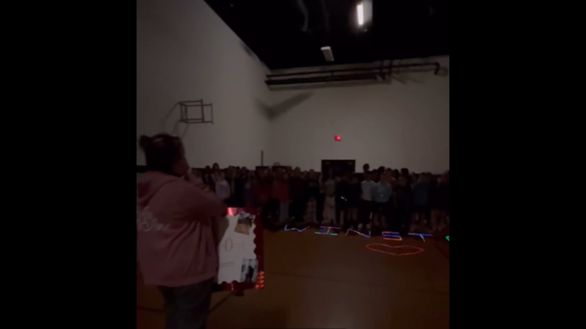 टीचर के बेटे की एक साल पहले हो गई थी मौत, छात्रों ने अनोखे अंदाज़ में दी श्रद्धांजलि, देखकर कोई भी रो पड़ेगा