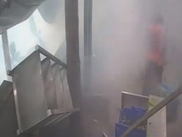 बेंगलुरु के रामेश्वरम कैफे में IED से हुआ धमाका, फॉरेंसिक टीम की जांच के बाद CM सिद्धारमैया बेंगलुरु के रामेश्वरम कैफे में IED से हुआ धमाका, फॉरेंसिक टीम की जांच के बाद CM सिद्धारमैया