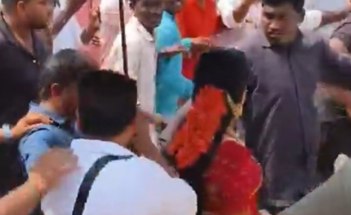 Rashmika Mandanna Look Viral: 'पुष्पा 2' के सेट से रश्मिका मंदाना का लुक हुआ वायरल, लाल साड़ी में नजर आ रही हैं एक्ट्रेस