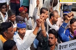 बारां में सरस्वती पूजा नहीं करने पर शिक्षिका निलंबित, लोगों ने मदन दिलावर के खिलाफ किया प्रदर्शन बारां में सरस्वती पूजा नहीं करने पर शिक्षिका निलंबित, लोगों ने मदन दिलावर के खिलाफ किया प्रदर्शन