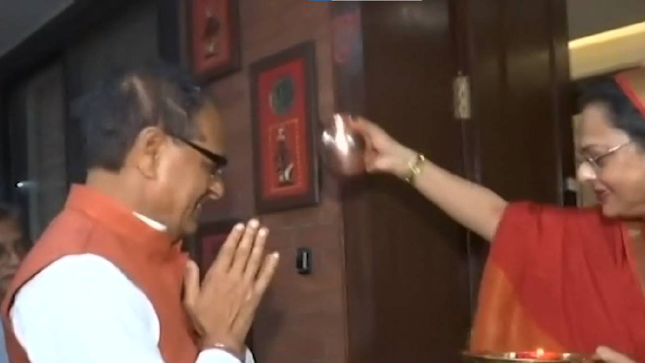 Loksabha Election 2024: शिवराज को विदिशा से मिला टिकट तो पत्नी साधना सिंह ने उतारी आरती
